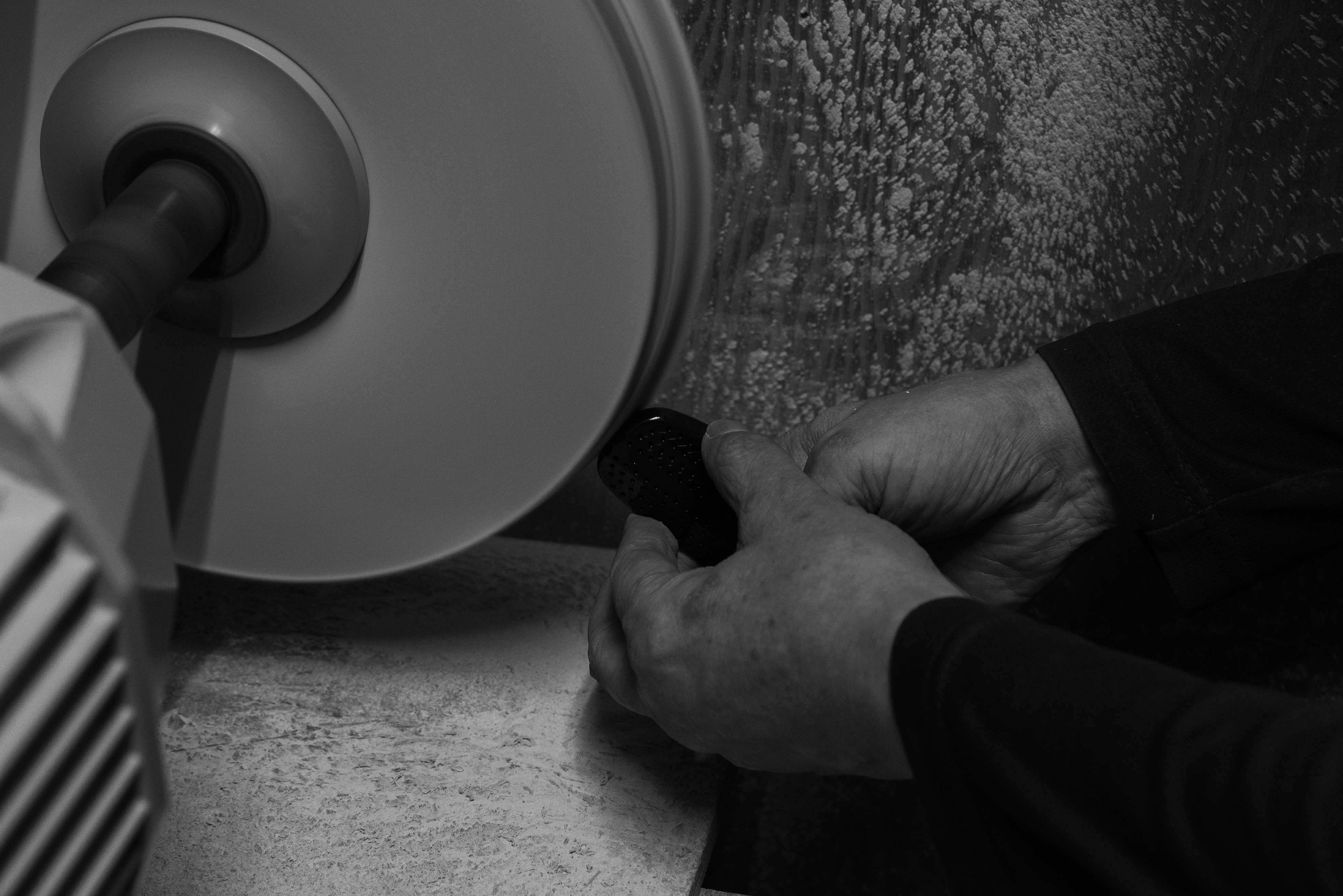 ブラシの側面を磨きあげる作業の様子